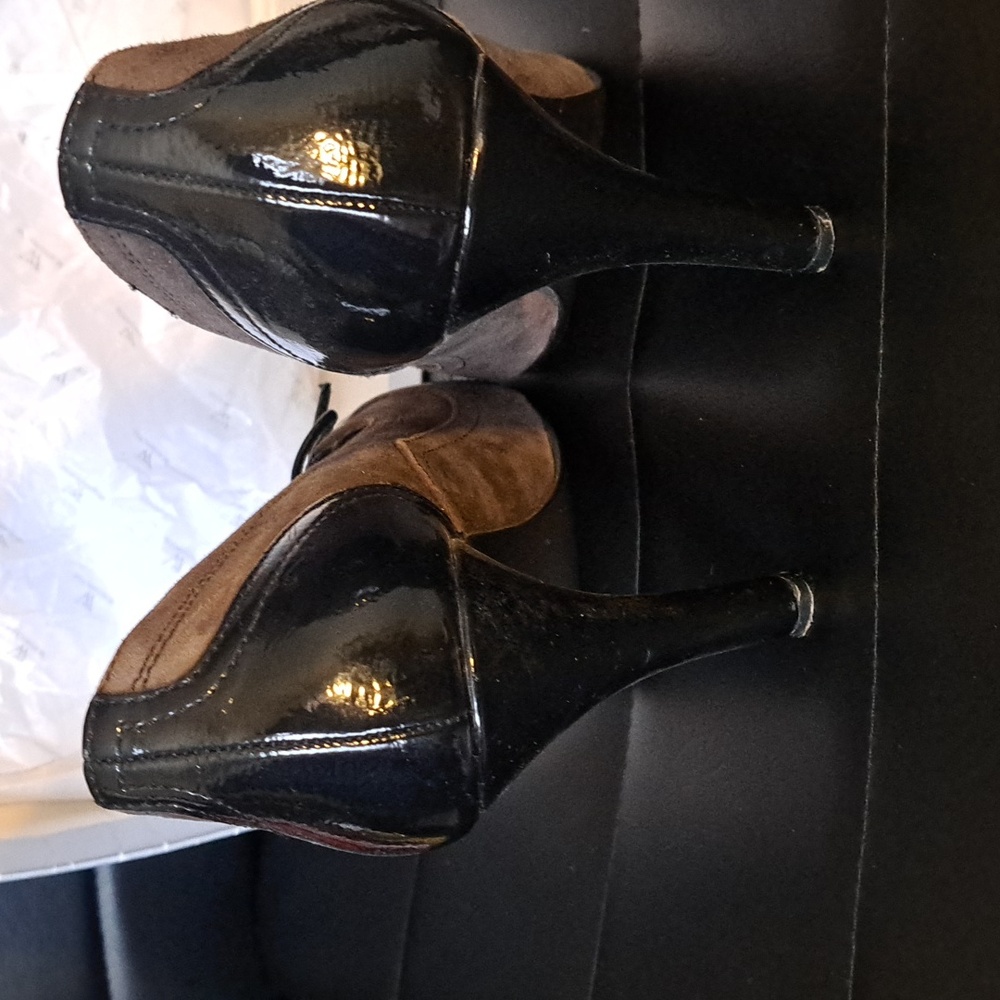 LNIB BEAUTIFUL Heels - Picture 5 of 9